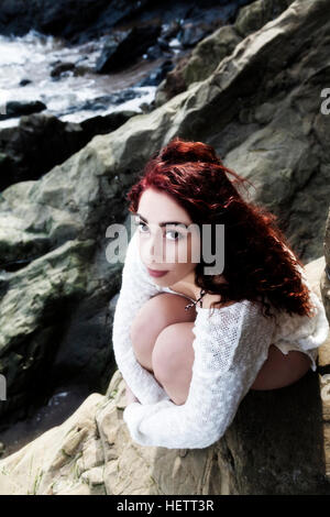 Hispanic Woman Outdoors On Rocks In Bikini Vu de dessus un Banque D'Images