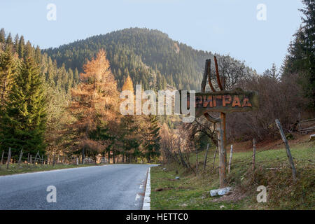 Le signe du village de Trigrad - destination touristique populaire dans les montagnes des Rhodopes, Bulgarie Banque D'Images