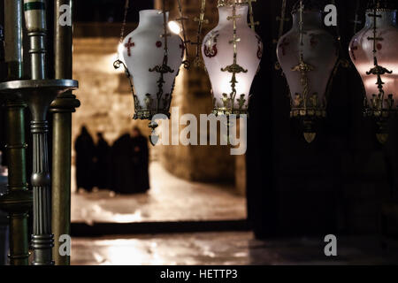 Jérusalem, Israël - 7 novembre, 2013 : lampes sur la pierre de l'Onction dans l'Eglise du Saint Sépulcre Banque D'Images