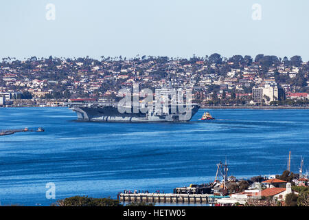 San Diego, États-Unis. 19th décembre 2016. Le porte-avions américain USS Theodore Roosevelt part de la baie de San Diego Banque D'Images