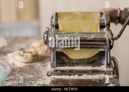 La préparation des pâtes faites maison avec des pâtes. Banque D'Images