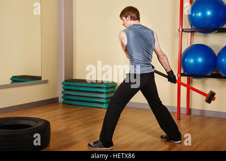 L'homme bat marteau sur le bus. Concept de vie sain. La remise en forme. Banque D'Images