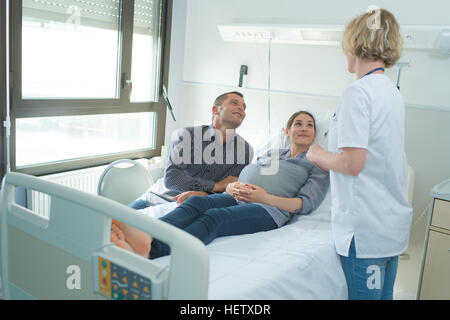 Expectant couple in hospital room Banque D'Images