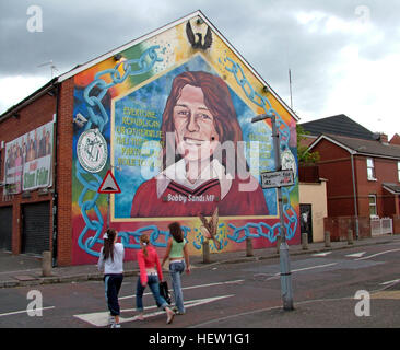 Belfast Falls Rd fresque républicaine- Bobby Sands MP et le Sinn Fein Office - avec enfants crossing road Banque D'Images