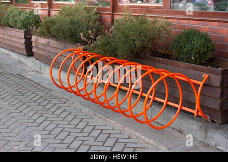 Beau parking pour vélos. Orange en spirale à Kiev, Ukraine Banque D'Images