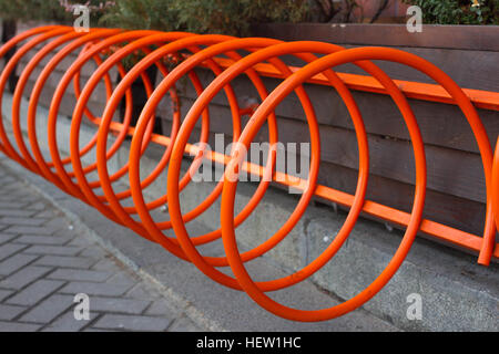 Beau parking pour vélos. Orange en spirale à Kiev, Ukraine Banque D'Images