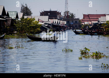 Village flottant au Cambodge Banque D'Images