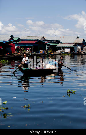 Village flottant au Cambodge Banque D'Images