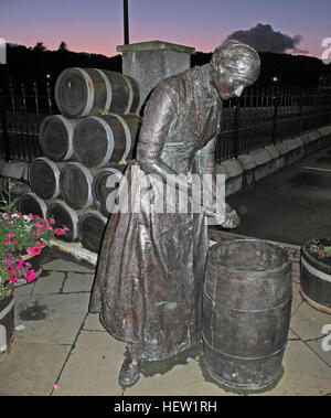 Isle Of Lewis Stornoway Girl Hareng Am Hafen statue au crépuscule Banque D'Images