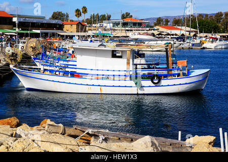 Bateaux dans le port de Paphos, Chypre. Banque D'Images