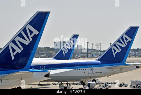 Trois queues de coupes de l'Ana Airlines à l'aéroport international Narita de Tokyo Japon Banque D'Images