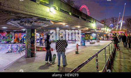 Enfants Adolescents Au Skatepark Rive Sud London UK Banque D'Images