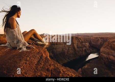 Femme se détendre et profiter de vue, Horseshoe Bend, Page, Arizona, USA Banque D'Images