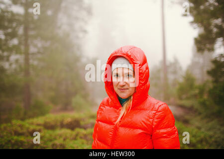 Woman in red hooded veste puffer, Sequoia National Park, California, USA Banque D'Images