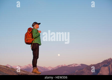 Randonneur debout sur Moro Rock, Sequoia National Park, Californie, USA Banque D'Images