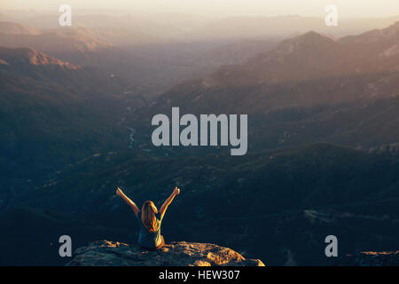 Femme assise sur le bord de Moro Rock, Sequoia National Park, Californie, USA Banque D'Images