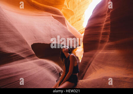 Femme à la lumière du soleil jusqu'à dans la grotte, Antelope Canyon, Page, Arizona, USA Banque D'Images