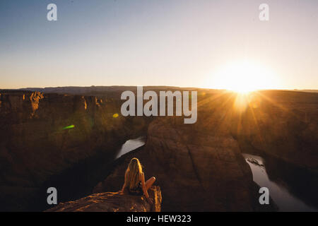 Femme se détendre et profiter de vue, Horseshoe Bend, Page, Arizona, USA Banque D'Images