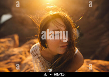 Woman enjoying breeze, Horseshoe Bend, Page, Arizona, USA Banque D'Images