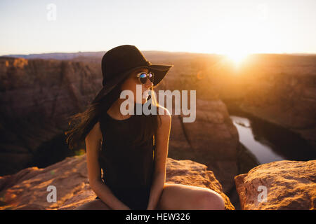 Femme se détendre et profiter de vue, Horseshoe Bend, Page, Arizona, USA Banque D'Images