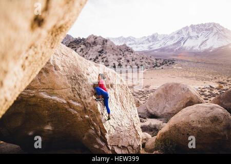 Femme de l'escalade de rochers, le babeurre, l'évêque, California, USA Banque D'Images