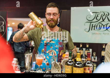 Kiev, Ukraine - 30 octobre, 2016 festival : barman. Beau hipster barbu avec longue barbe et moustache holding shaker, décisions boissons cocktail. Banque D'Images