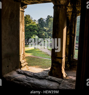 L'homme dans le jardin de temple d'Angkor Wat, Siem Reap, Cambodge Banque D'Images