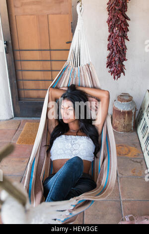 Young woman relaxing in hammock Banque D'Images