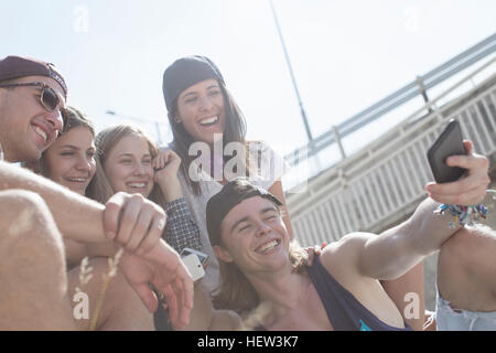 Prendre l'aide d'amis selfies smartphone Banque D'Images