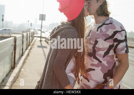 Couple kissing on street, Budapest, Hongrie Banque D'Images