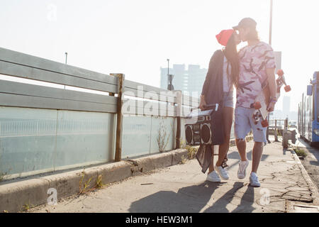 Skateur professionnel couple kissing on street, Budapest, Hongrie Banque D'Images