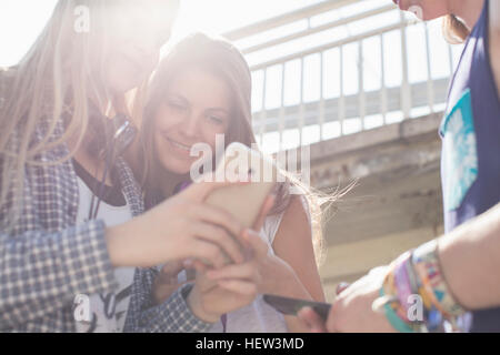 Les Amis Réseaux sociaux sur les smartphones Banque D'Images