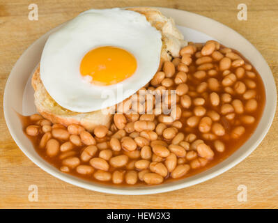 Le petit déjeuner de l'œuf frit sur du pain grillé avec des haricots blancs Banque D'Images