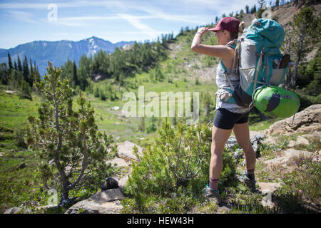 Hiker enjoying view, les enchantements, les lacs de montagne Désert, Washington, USA Banque D'Images