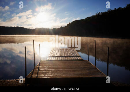 Lac avec pier, Arrowhead Provincial Park, Ontario, Canada Banque D'Images