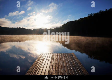 Lac avec pier, Arrowhead Provincial Park, Ontario, Canada Banque D'Images