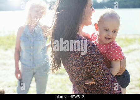 Hauts femme avec fille et sa petite-fille à la Riverside Banque D'Images