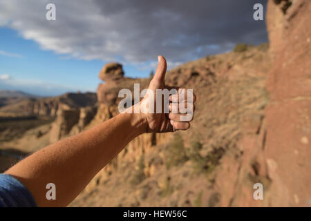 Rock climber giving Thumbs up sign, close-up, Smith Rock State Park, Oregon, USA Banque D'Images