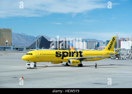 Spirit of Airline jet d'être repoussés à l'aéroport international McCarran de Las Vegas, Nevada. Banque D'Images