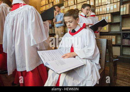 Le King's College choir de Cambridge en répétition pour le Festival de neuf leçons et Noël pour le service de la veille de Noël. Banque D'Images