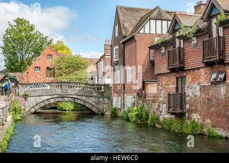 Rivière Itchen traversant le centre historique de la vieille ville Winchester, Angleterre Banque D'Images