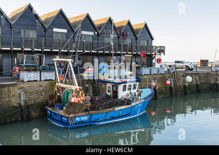 Whitstable, UK - Dec 14 2016. Les pêcheurs d'examiner leurs dernières captures de bulots dans Whitstable harbor. Le port a été construit par le Canterbury et Whitst Banque D'Images