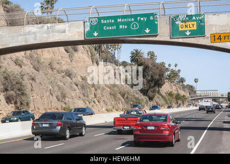 Route de la côte pittoresque de la route 1 et 10 panneaux d'autoroute de Santa Monica, Los Angeles,L.A.,California,USA.United,membres,de,l'Amérique, Banque D'Images