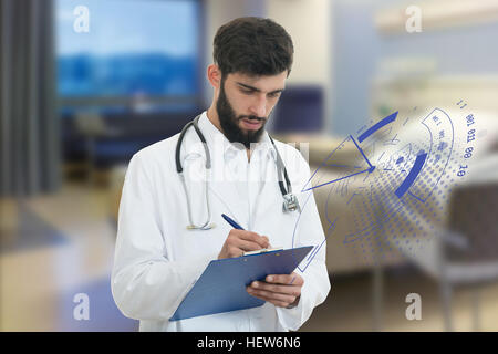 Inquiet jeune médecin avec barbe holding trombone avec symboles médicaux en arrière-plan Banque D'Images