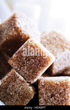 Cubes de sucre brun et blanc Banque D'Images