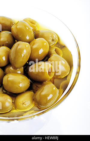 Olives vertes dans un bol en verre Banque D'Images