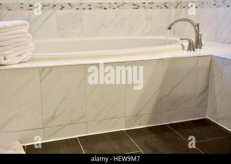 Une belle salle de bains de luxe dans une maison moderne avec marbre Carrera blanc Banque D'Images