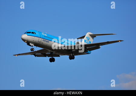 Air France KLM Cityhopper Fokker F70-PH KZR l'atterrissage à Heathrow Banque D'Images