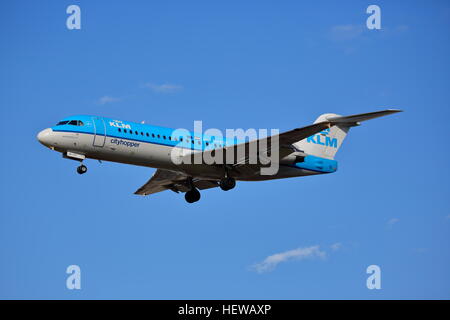 Air France KLM Cityhopper Fokker F70-PH KZR l'atterrissage à Heathrow Banque D'Images