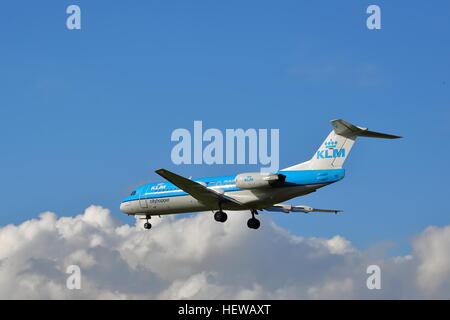 Air France KLM Cityhopper Fokker F70-PH KZR l'atterrissage à Heathrow Banque D'Images